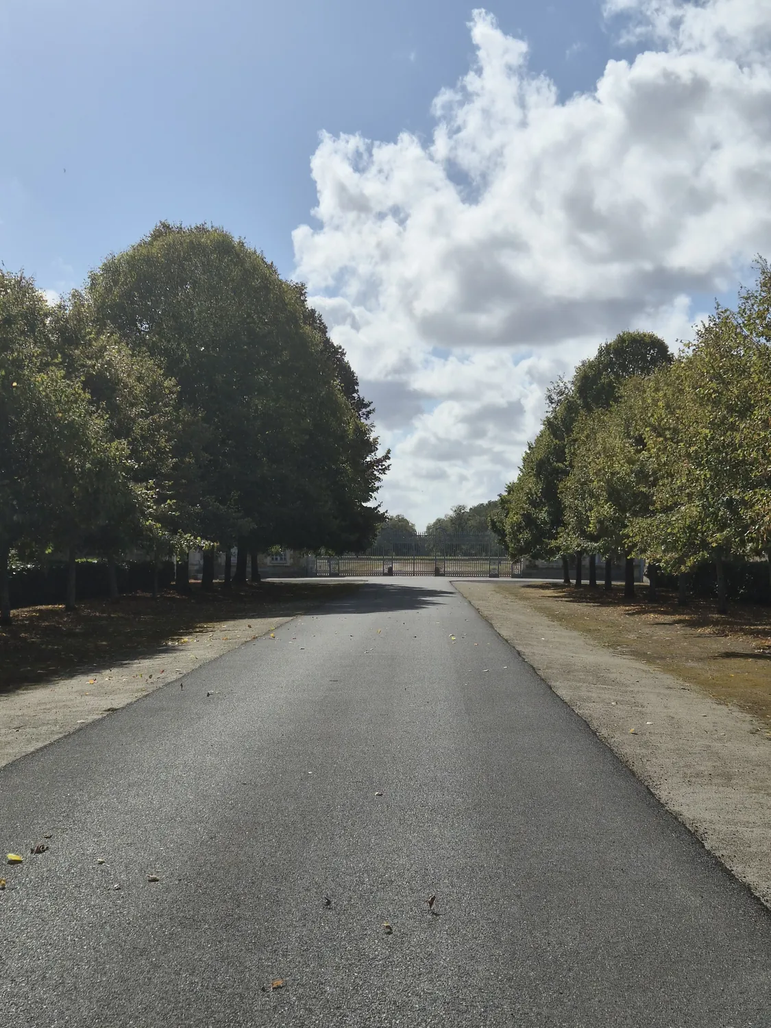 Le Parc du Château de la Ferronnays : Sept Siècles de Pouvoirs Successifs