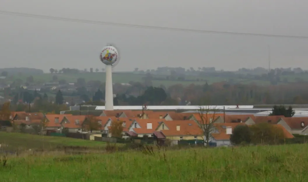 La Boule BRAUD, château d'eau à cuve sphérique de Saint-Mars-la-Jaille, aux couleurs de l'usine.