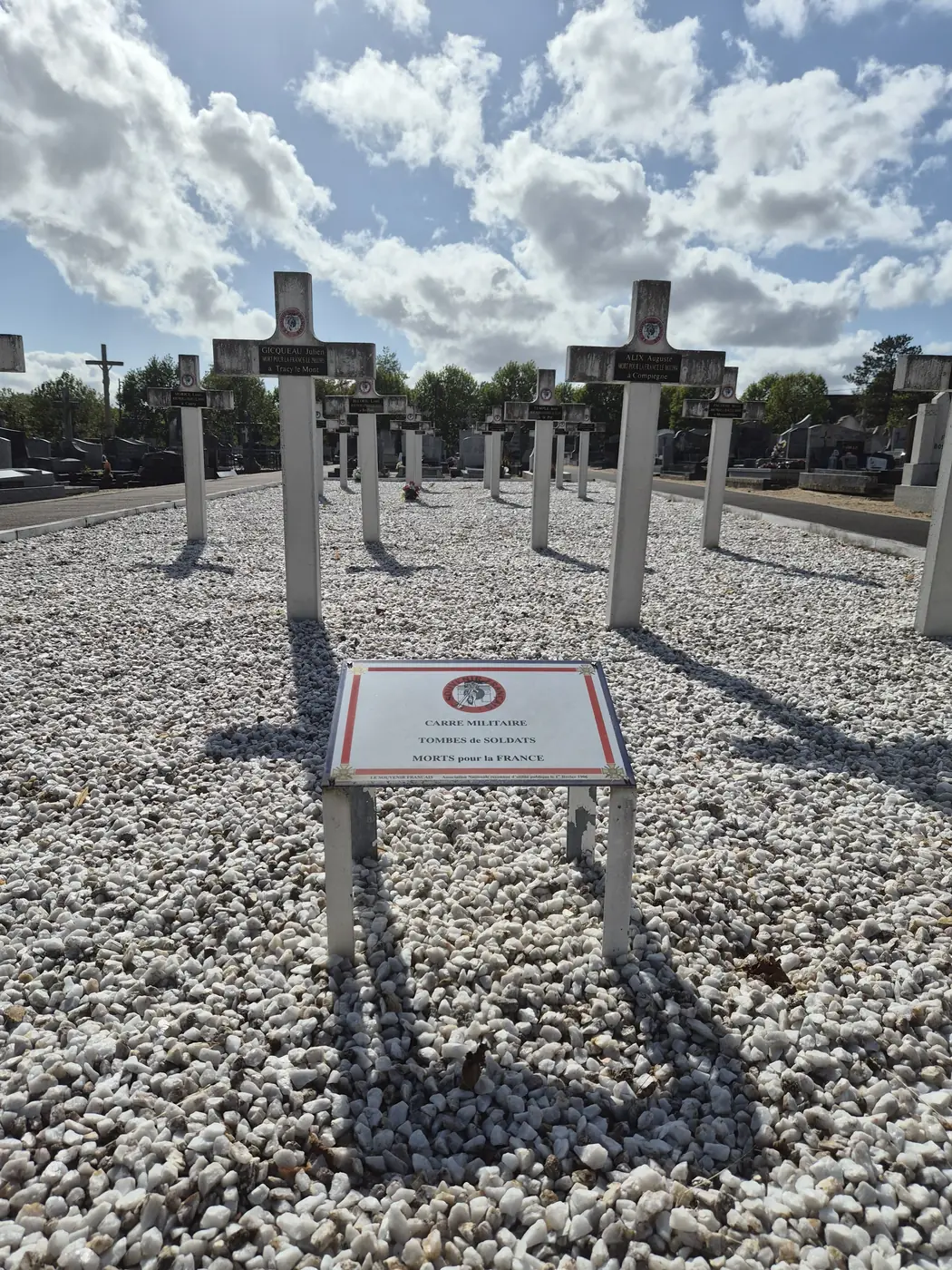Le carré militaire du cimetière de Saint-Mars-la-Jaille, entretenu par le Souvenir Français. Chaque croix porte un nom et le lieu du décès.