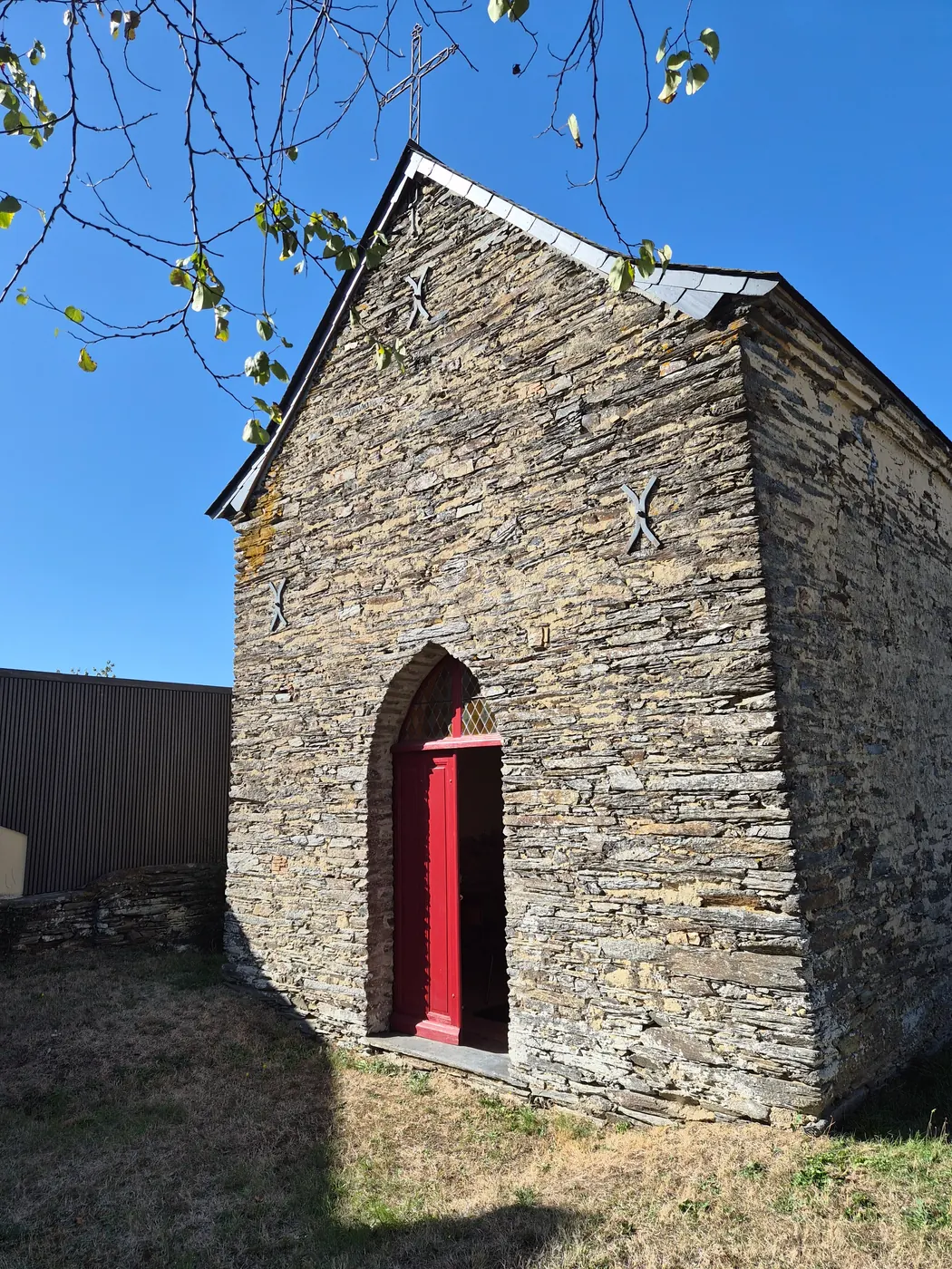 La chapelle du Rosaire, sur la place, et sa porte fraîchement repeinte.