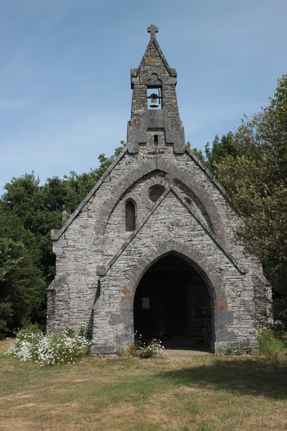 Une autre vue de la chapelle, qui témoigne d'un lieu de pèlerinage actif depuis le Moyen Âge (Wikimedia Commons, CC BY-SA). Photo Llann Wé², Wikimedia Commons, CC BY-SA 4.0