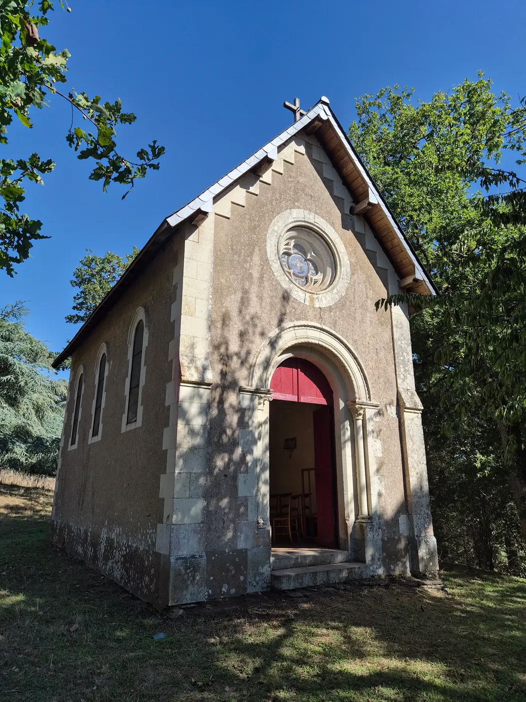 La chapelle Saint-Germain (1892), porte ouverte pour l'occasion.
