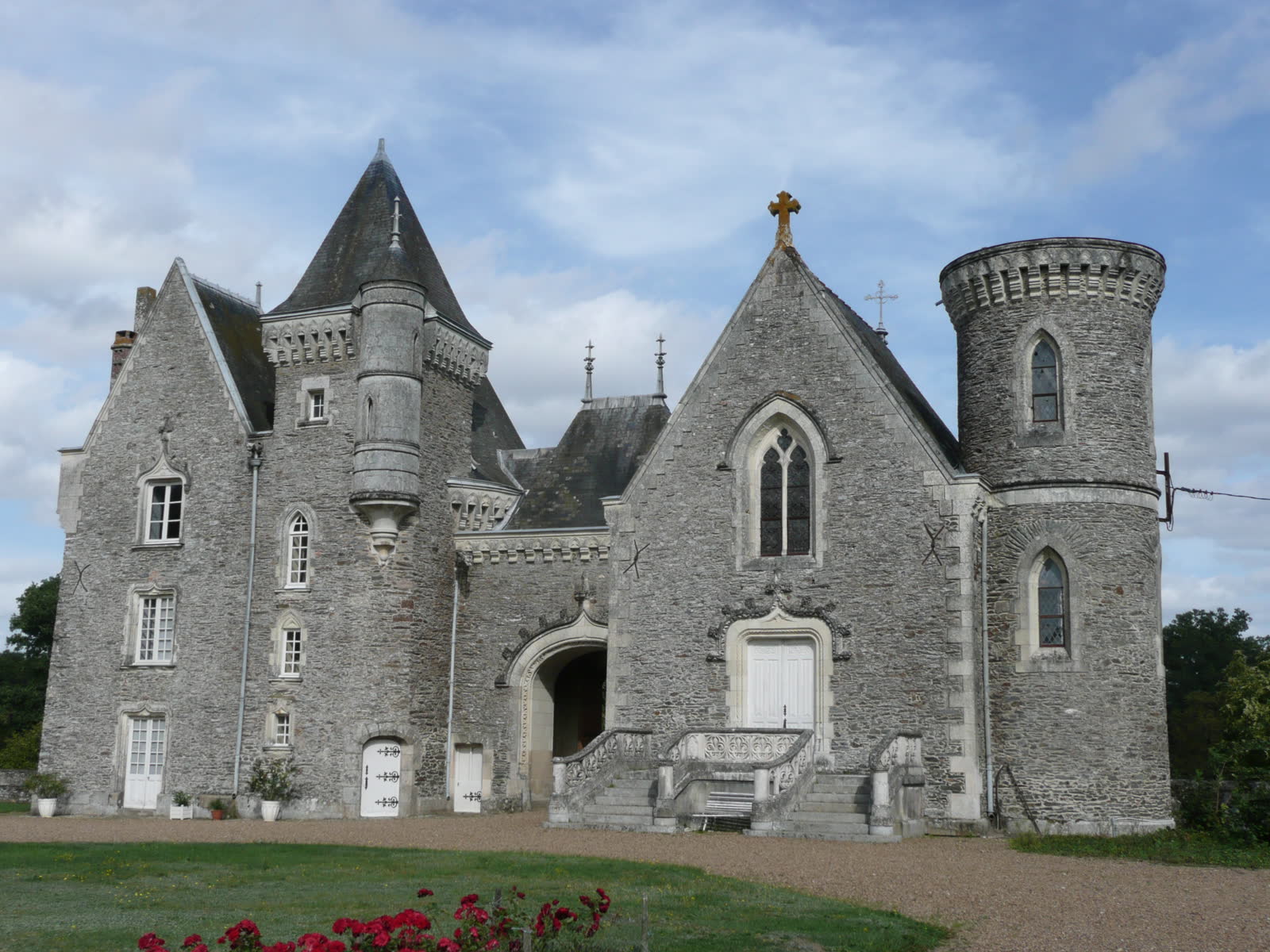 Le châtelet d'entrée, reconstruit en 1882 par l'architecte angevin Auguste Bibard (Wikimedia Commons, CC BY-SA).