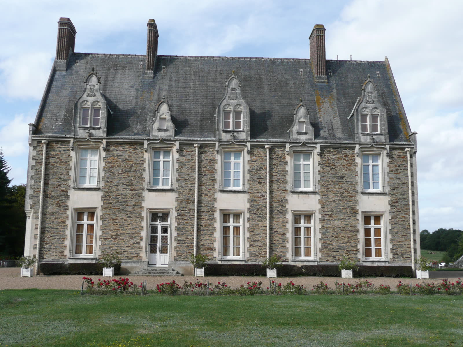 Le logis principal néo-gothique (1892-1894), œuvre de l'architecte nantais Le Diberder (Wikimedia Commons, CC BY-SA).