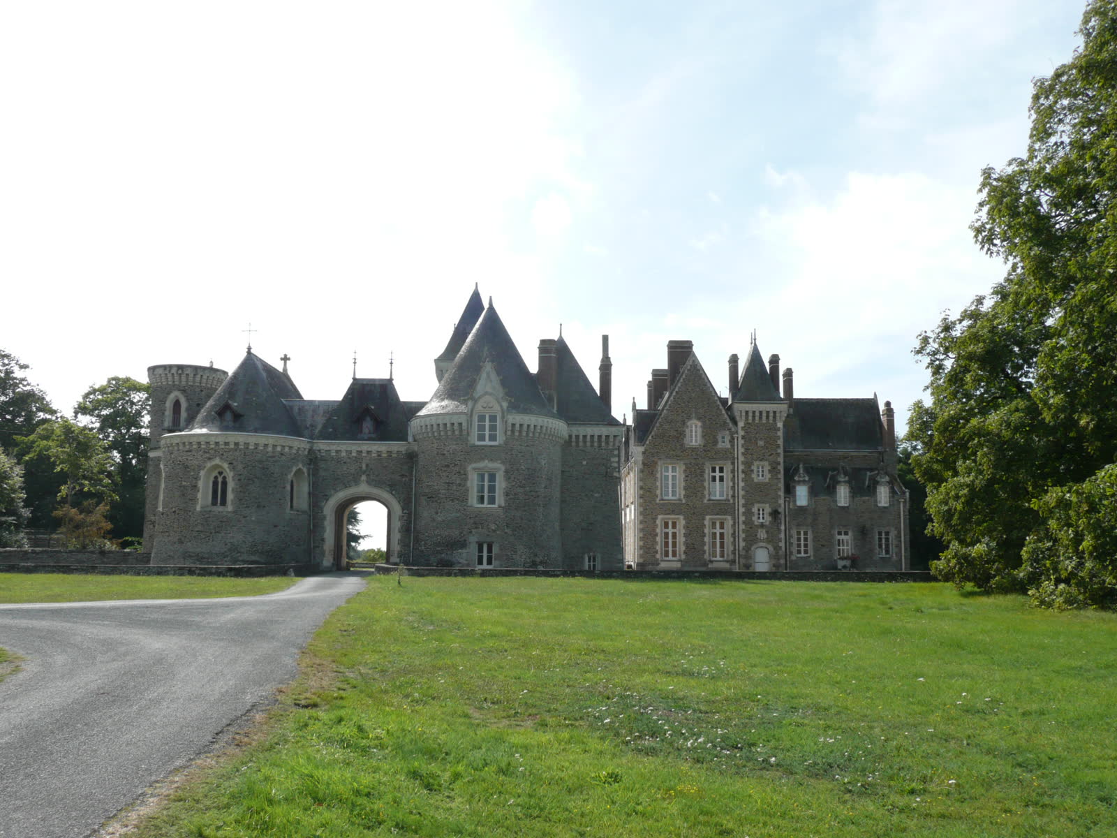 Le Château de Bourmont : Sept Siècles d'Histoire aux Marches de la Bretagne