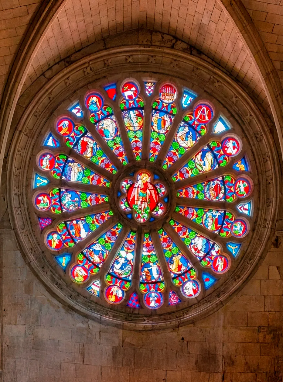 L'une des grandes rosaces de l'église de Freigné, l'archange saint Michel en son centre : un vitrail classé Monument Historique, chef-d'œuvre du maître-verrier nantais René Échappé.