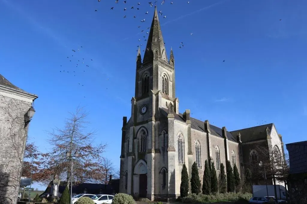 L'Église Saint-Pierre-et-Saint-Paul : Un Chef-d'Œuvre au Cœur de Freigné