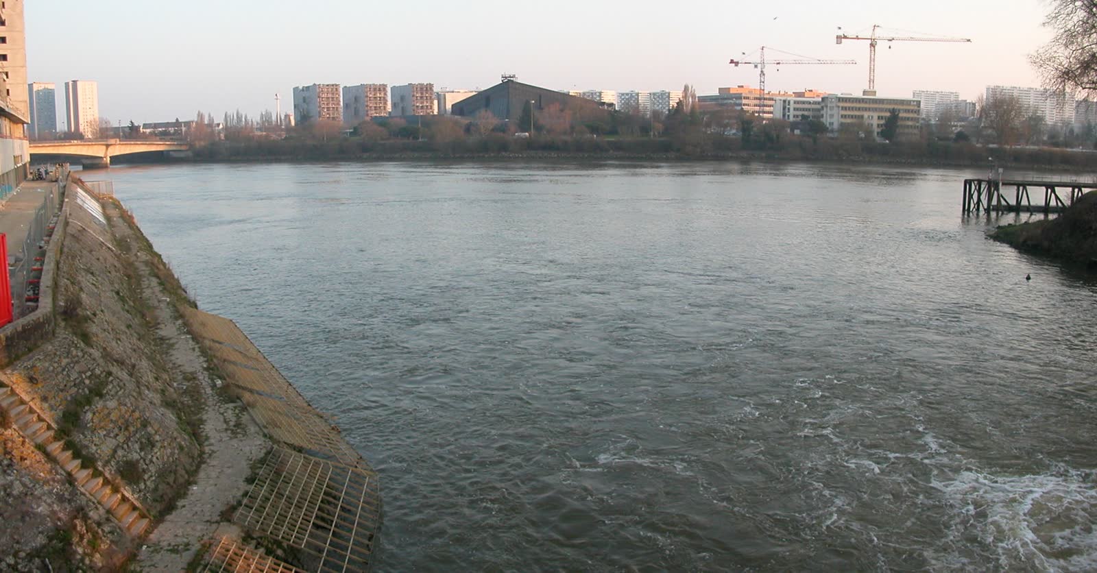 Le confluent de l'Erdre et de la Loire à Nantes, terme de son parcours de 105 km (Wikimedia Commons, CC BY-SA).