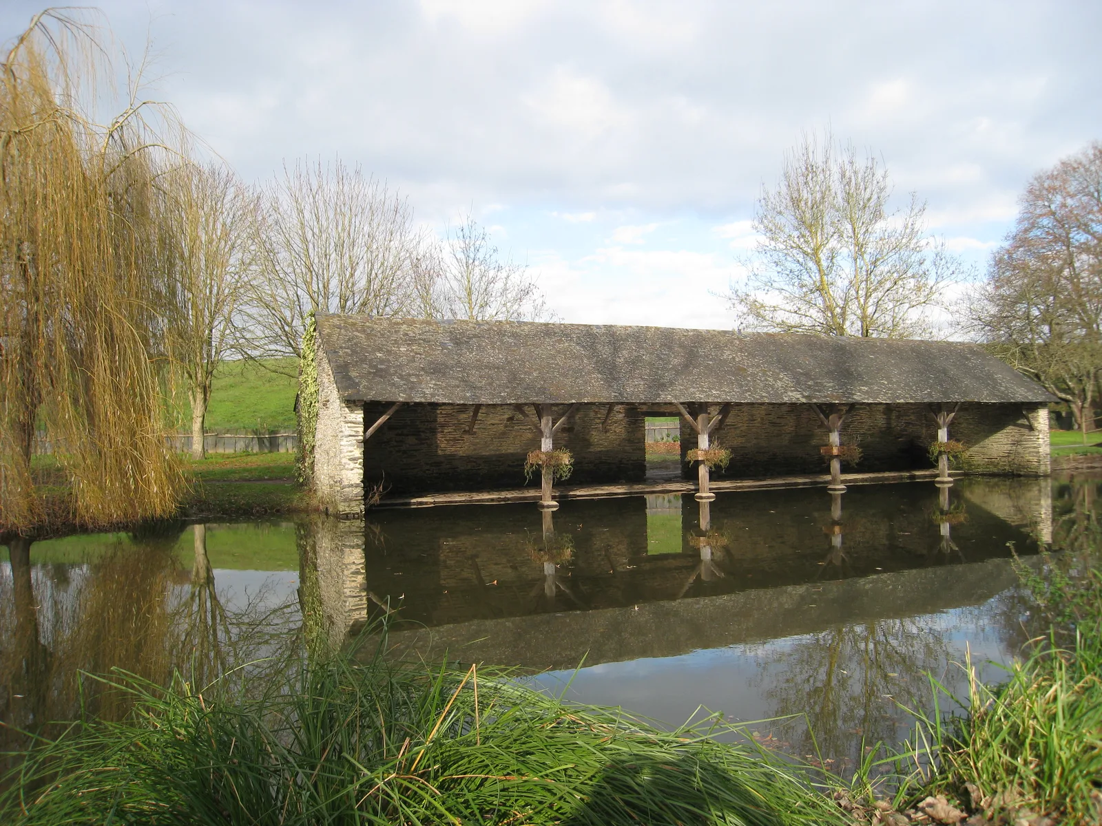 Le lavoir couvert de Triannon, construit dans le schiste local : les femmes y lavaient le linge, à genoux sur la pierre au bord de l'eau.