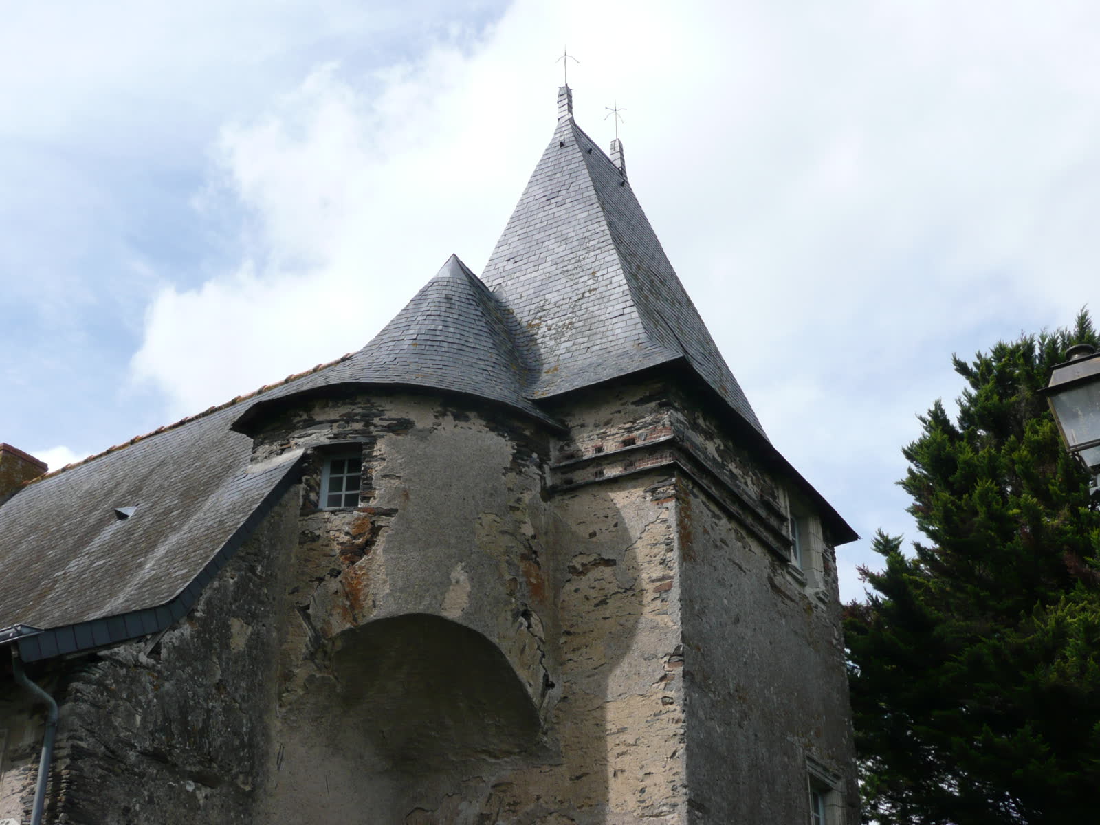 Élévation latérale du manoir, où l'on devine la silhouette élégante de la tour d'escalier (Wikimedia Commons, CC BY-SA).