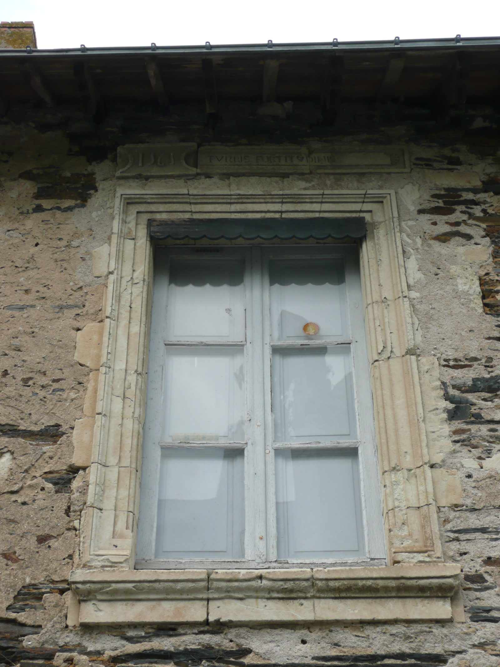Détail d'une baie à meneaux Renaissance, caractéristique de l'architecture civile du XVIᵉ siècle (Wikimedia Commons, CC BY-SA).