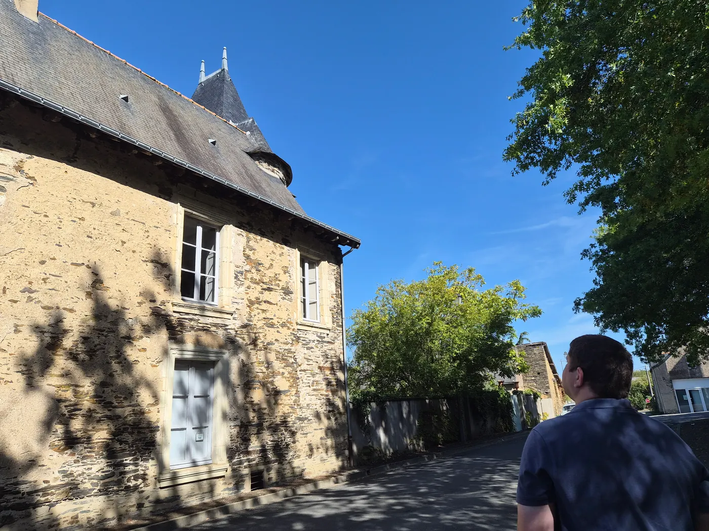 Rue du Presbytère, devant le manoir de Ghaisne : le point de passage de la visite, à défaut des jardins.