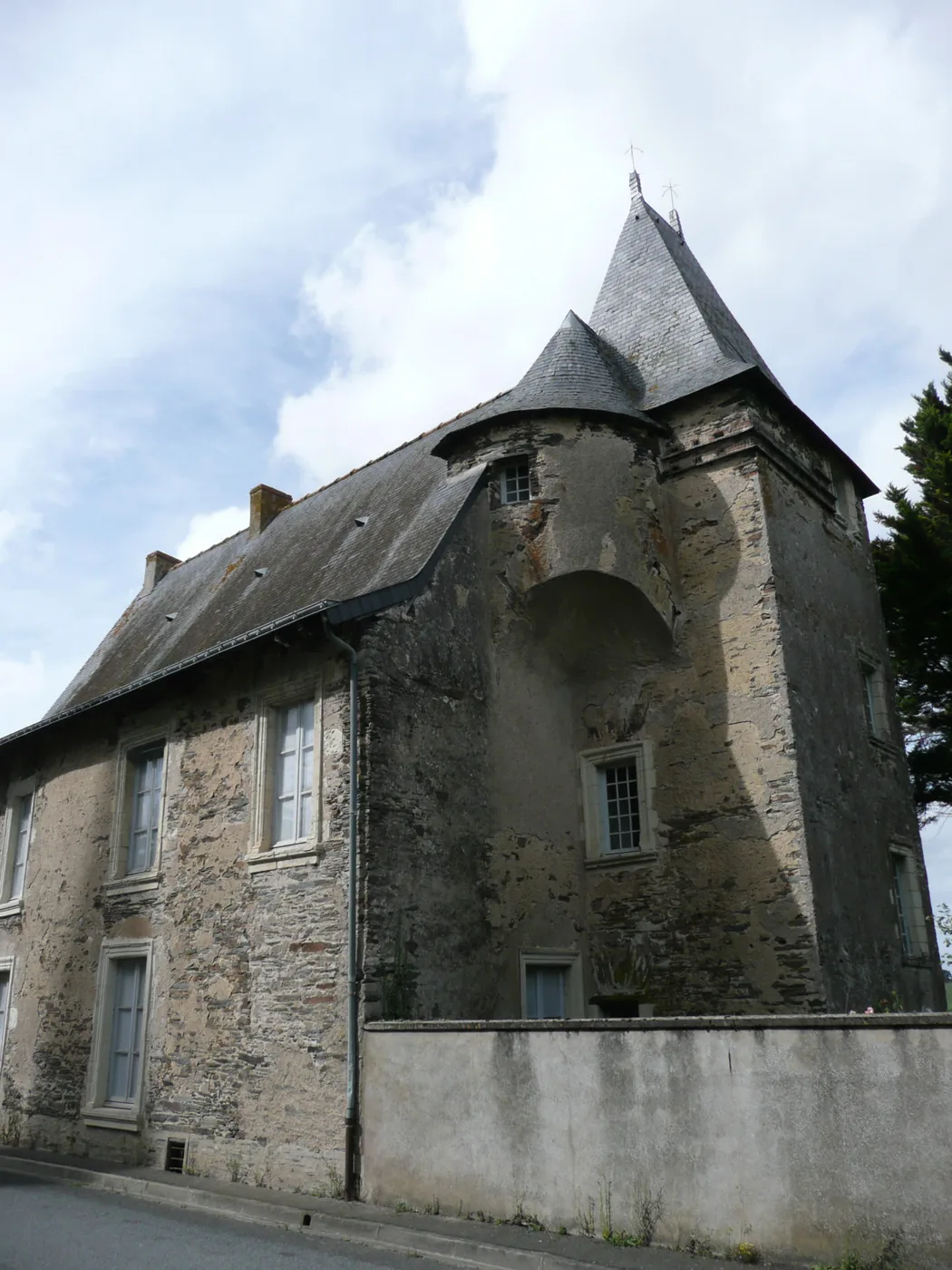 Le manoir de Ghaisne, maison forte remaniée en 1565, inscrit aux Monuments Historiques depuis 1968.