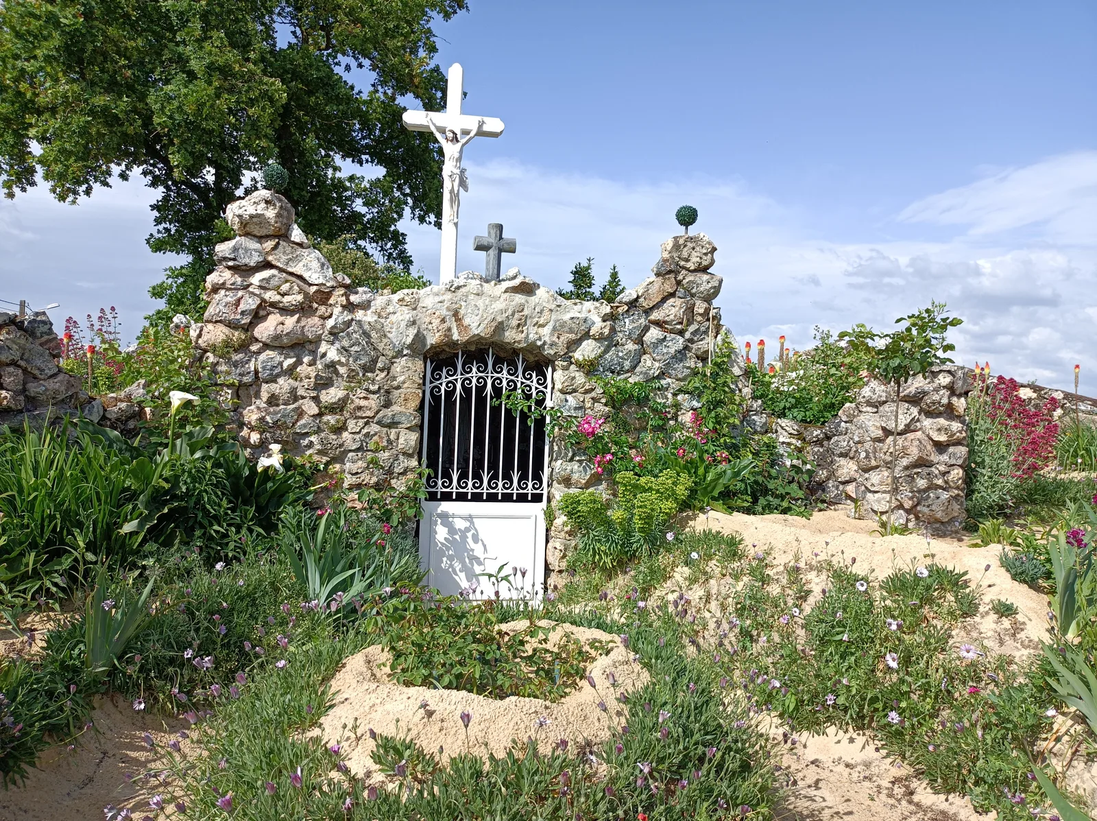 L'Oratoire de Pitié de Freigné : une grotte votive née des pierres d'un menhir