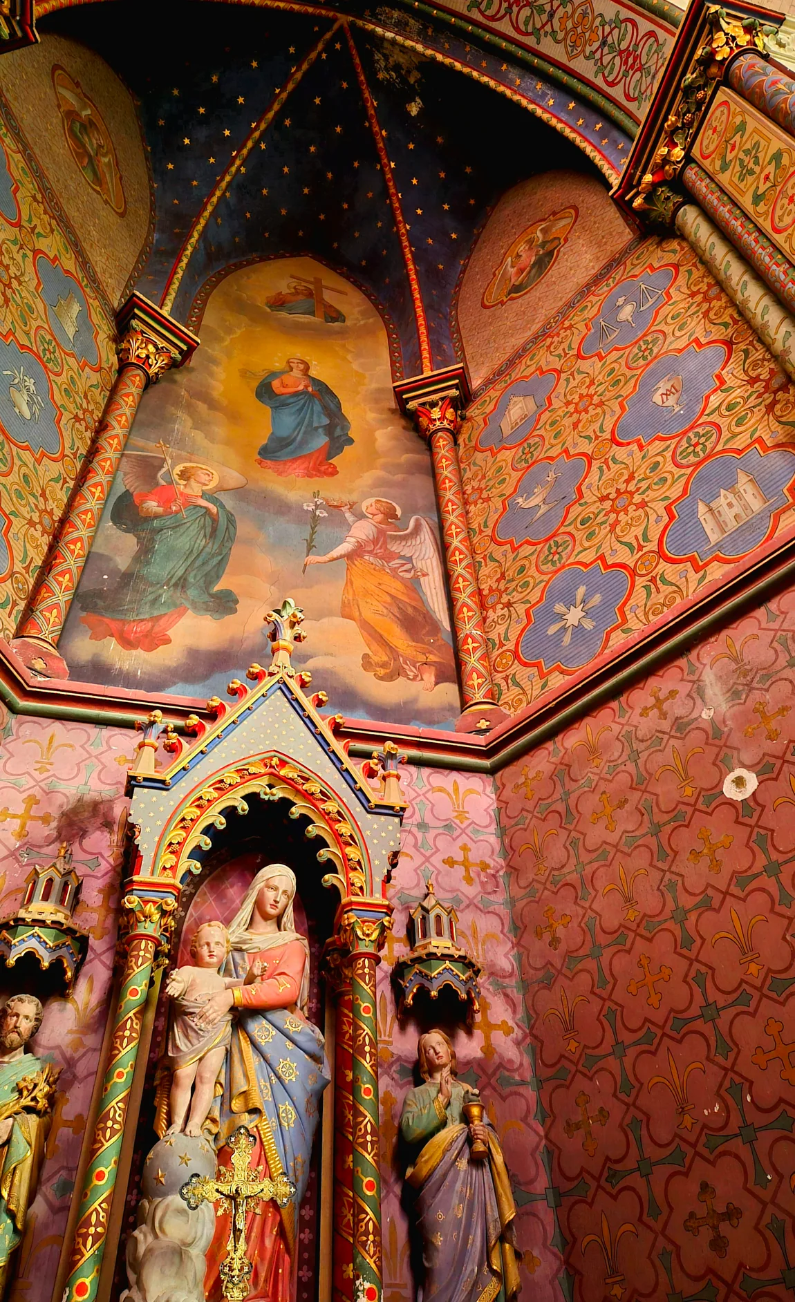 Peinture murale de l'église de Freigné : voûte bleue étoilée, fresque de l'Assomption et statue polychrome de la Vierge.