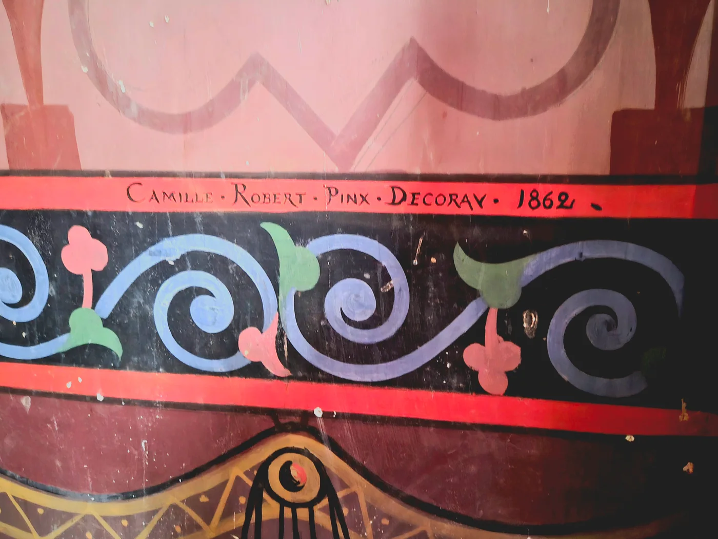 La signature peinte des décors de l'église de Freigné : « Camille Robert pinx. decorav. 1862 », Camille Robert l'a peinte et décorée en 1862.