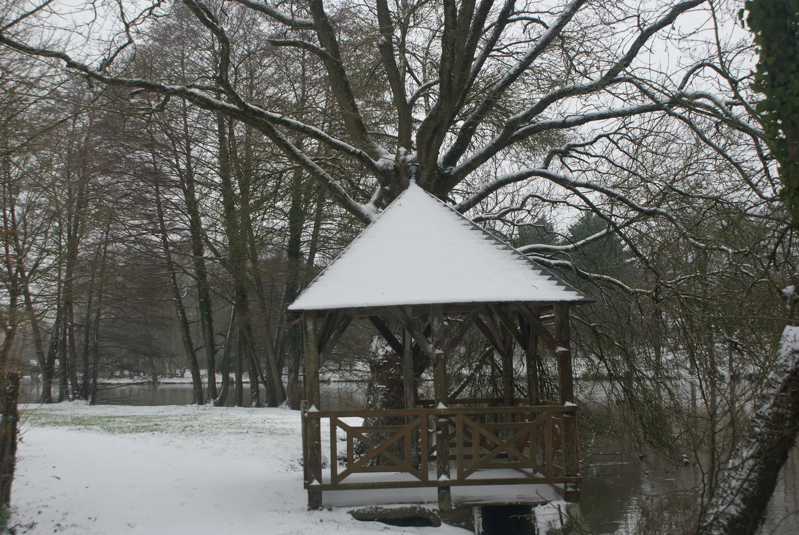 La « Maison Noire », ancienne pêcherie d'anguilles au bord de l'Erdre, sous la neige : le plan d'eau de Freigné se découvre en toute saison.