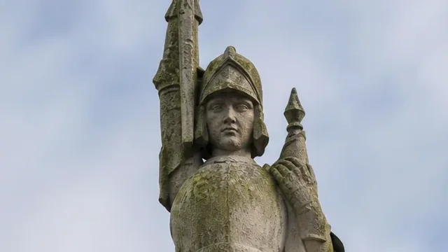Le visage de la statue. D'après le Cercle Culturel de Freigné, il a été sculpté d'après Yvonne Vigier, une Angevine de seize ans.