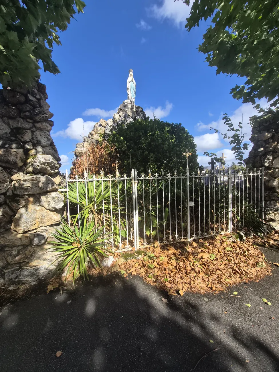 La statue de la Vierge, dans le cimetière de Saint-Mars-la-Jaille.